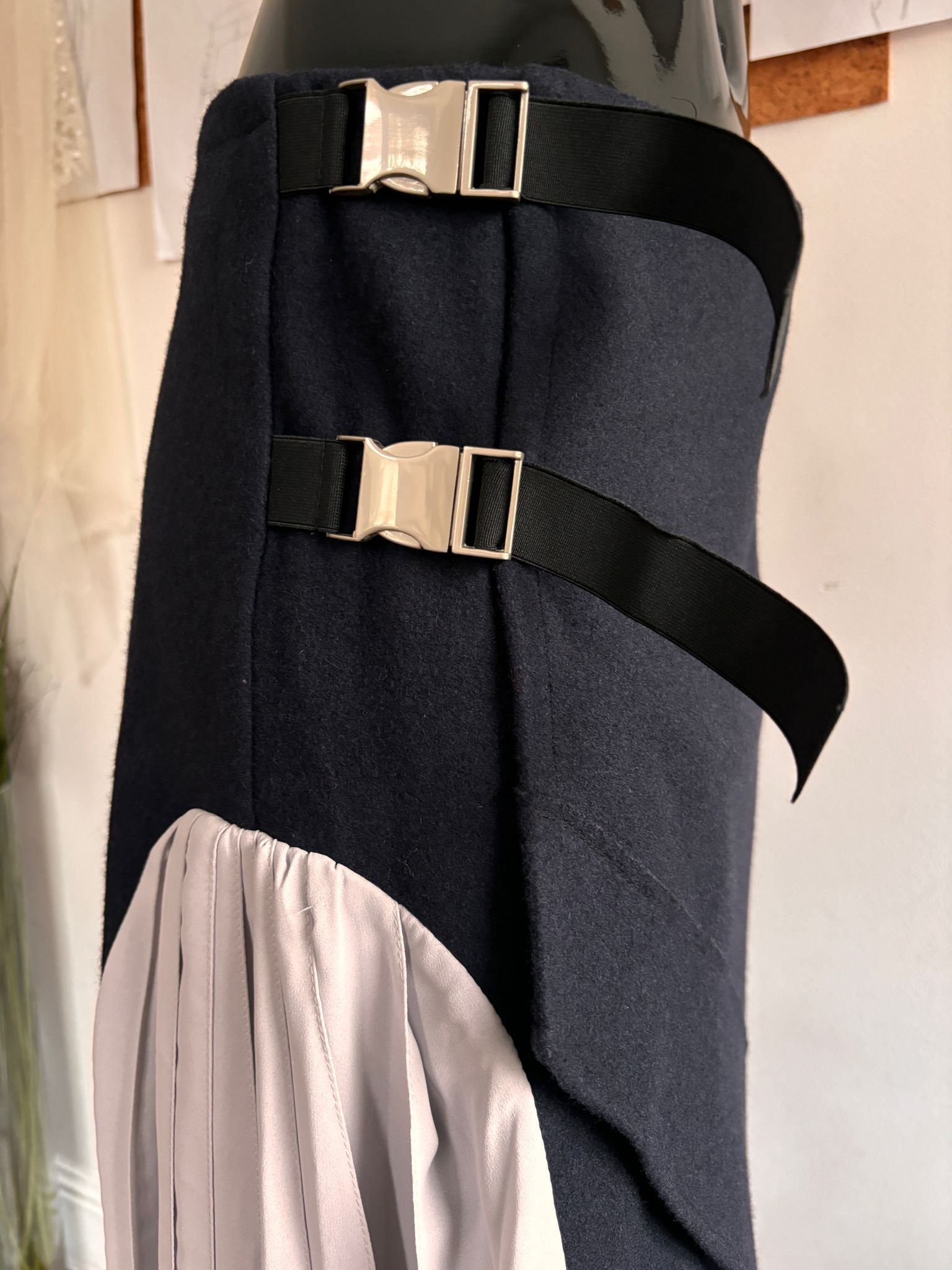 winter bleumarin skirt with gray plaited veil