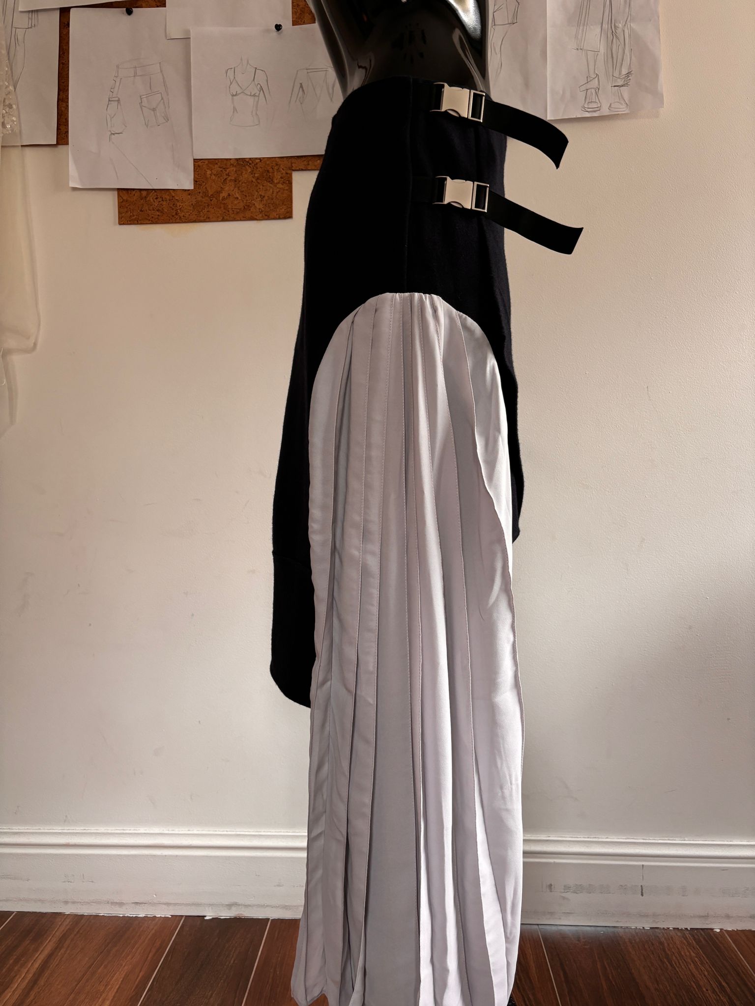 winter bleumarin skirt with gray plaited veil