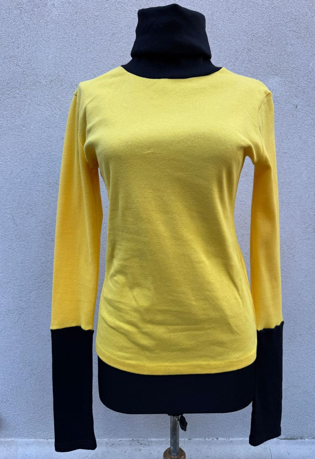 Yellow turtleneck with black sleeves